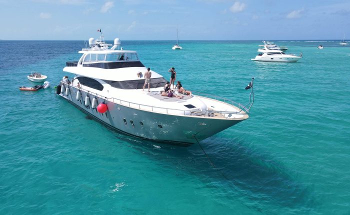 yate en la playa de isla mujeres